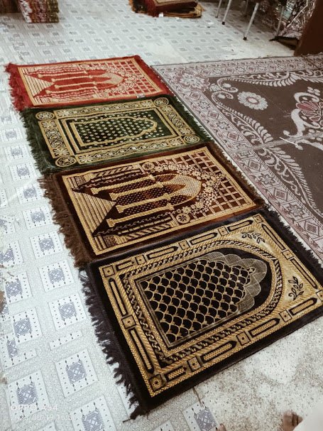 Premium Al Rayyan velvet prayer mat – Soft texture and stylish look