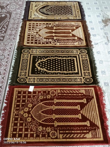 Al Rayyan Velvet Janamaz – Soft Velvet Prayer Mat for Hajj and Umrah